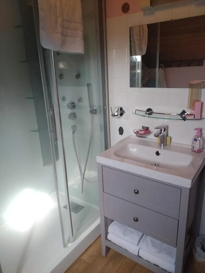 La Longere Des Gillettes Bed & Breakfast Bezenet