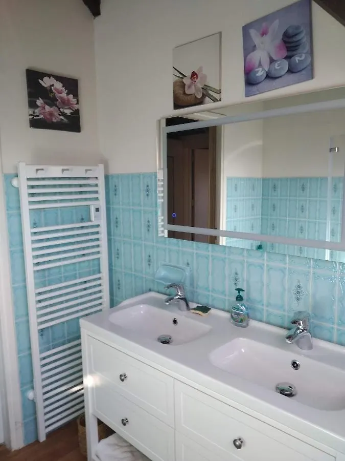La Longere Des Gillettes Bed & Breakfast Bezenet